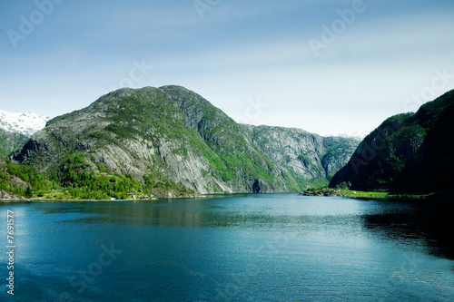 Mountain fjord © Tyler Olson