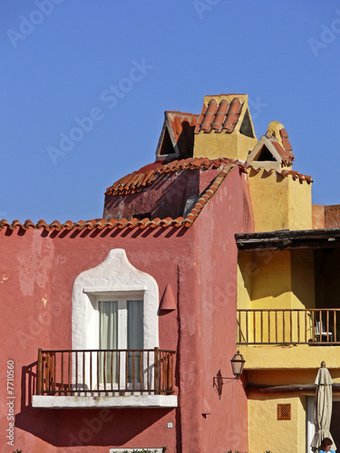 Porto Cervo,H??user in Pastellfarben, Sardinien.