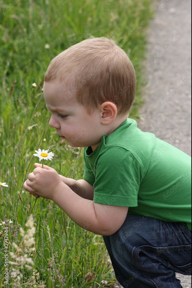 Kind mit Blume Kind mit Blume