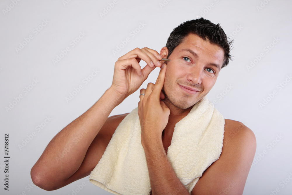 Fototapeta premium mann beim zupfen der augenbrauen