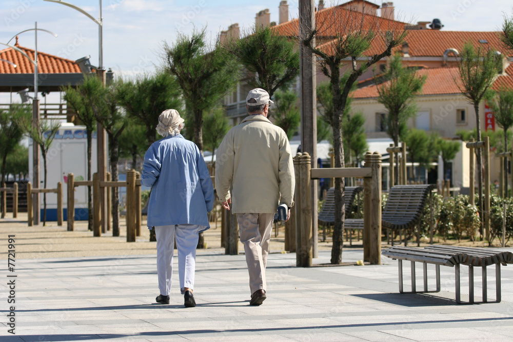 couple de personnes âgées entrain de se promener