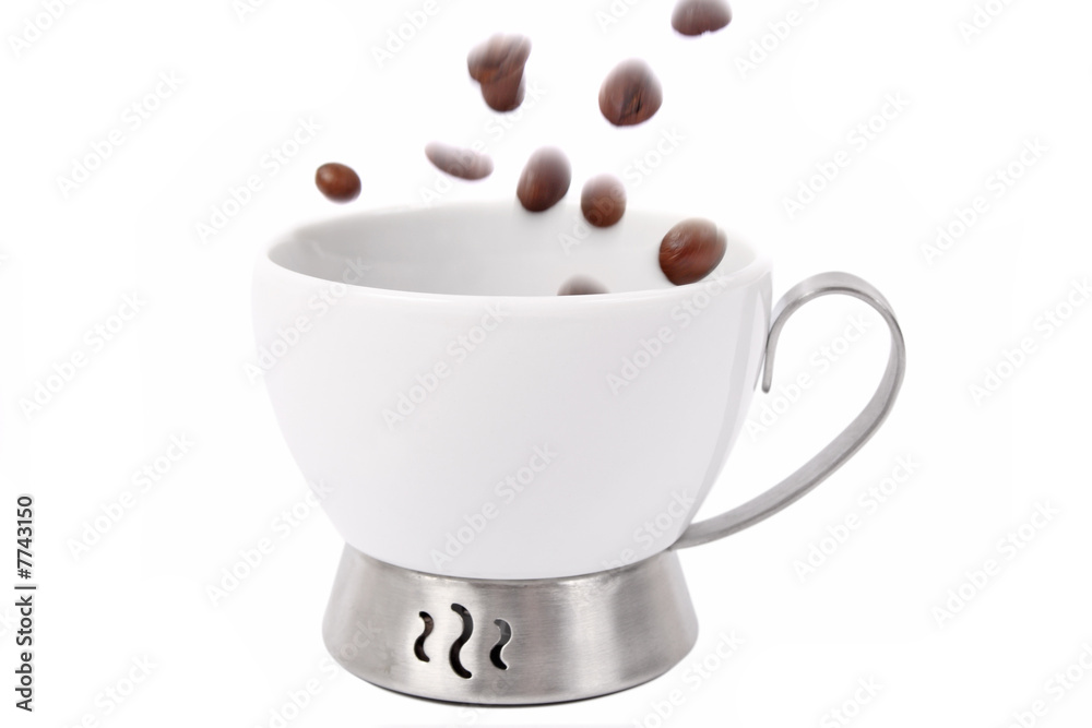 Obraz premium Cup and coffee beans isolated on white background