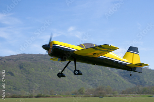 Modèle réduit d'avion au décollage