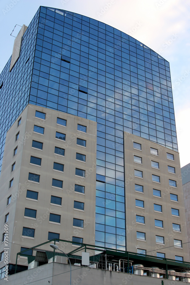 Obraz premium glassy building with cloud reflections