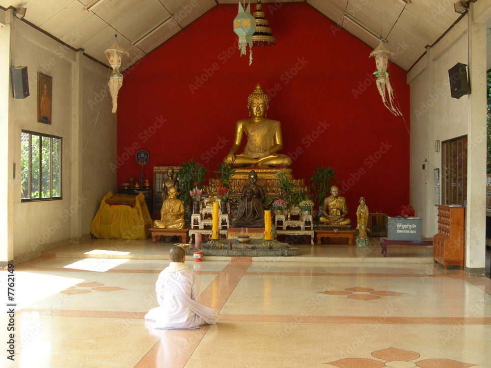Fototapeta premium nonne im tempel in thailand