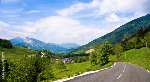 Route de moyenne montagne (Massif de la Chartreuse) © Uolir