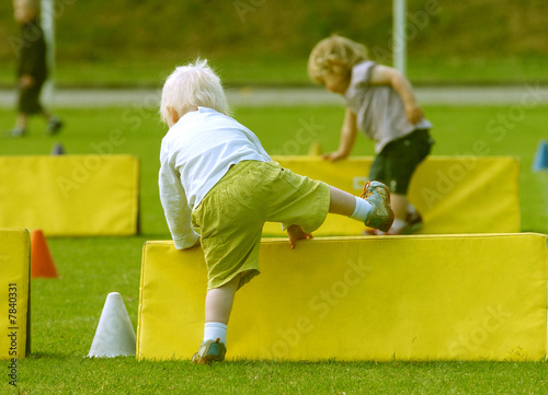 enfant course obstacle photo