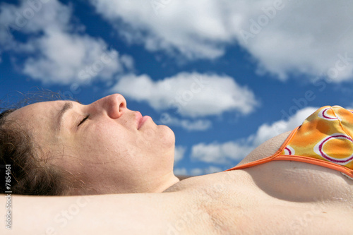 Slika na platnu Femme bronzant sur ciel bleu
