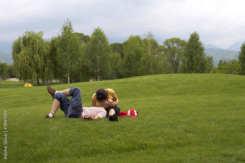 Obraz premium Girl kissing a boy