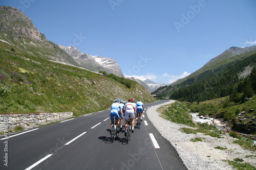 Groupe de cyclistes en pleine ascension