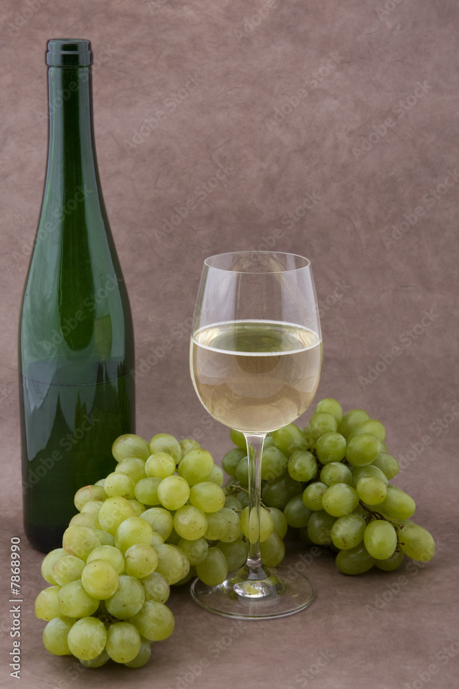 Weisser Wein mit Flasche, Gläser und Trauben