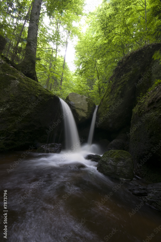 Obraz premium dramatischer Doppelwasserfall in der Ysperklamm