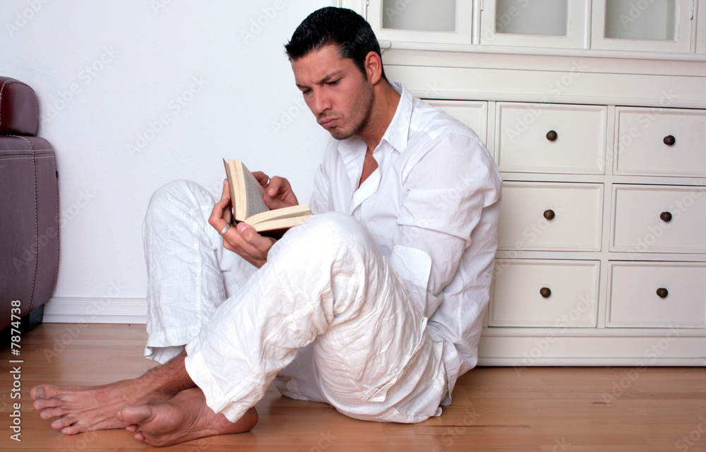 mann beim lesen vertieft mann beim lesen vertieft