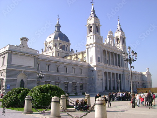 chiesa a madrid fronte palazzo reale photo