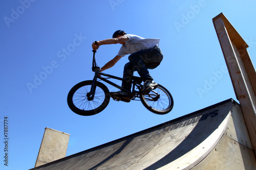 Fotografia bike acrobat during jumping