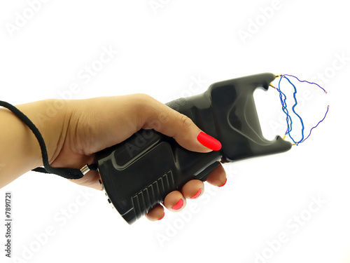 elektrischer schocker in der hand der frau photo