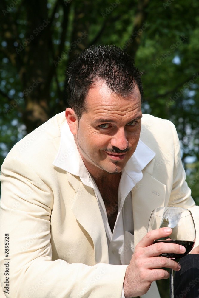 Mann mit Rotwein Stock-Foto | Adobe Stock