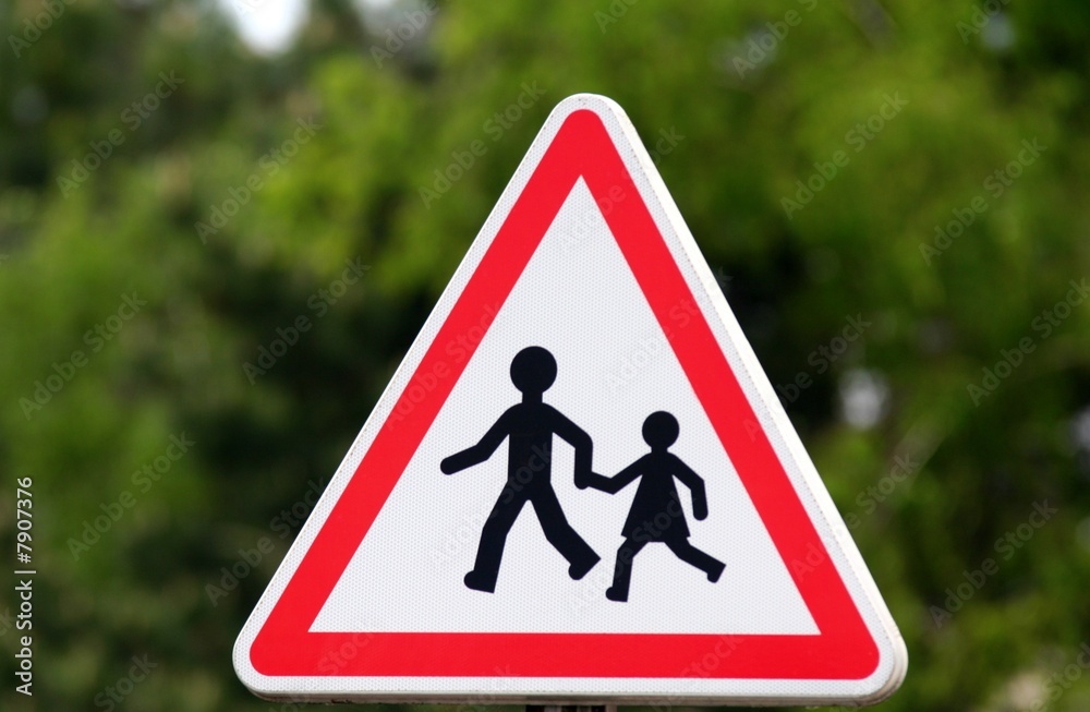 Attention traversée d'enfants à la sortie d'une école Attention traversée d'enfants à la sortie d'une école