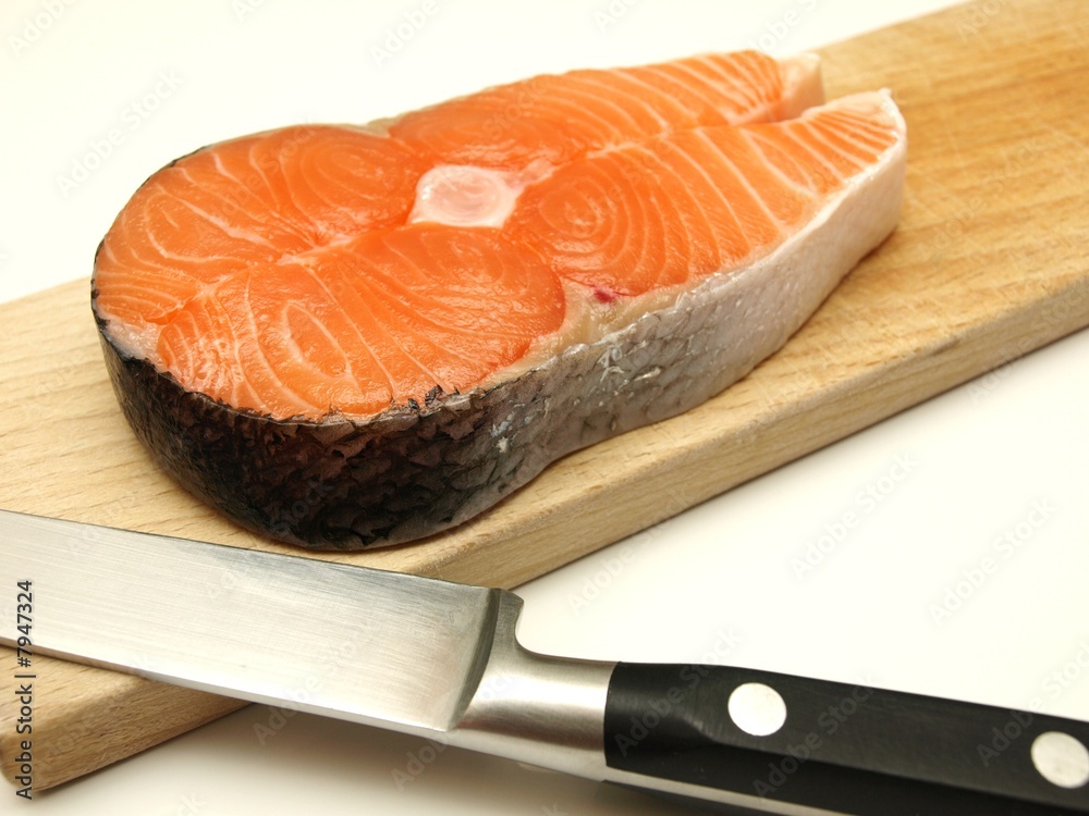 Un morceau de saumon fumé. Sur une planche à découper en bois avec un  couteau Photo Stock - Alamy