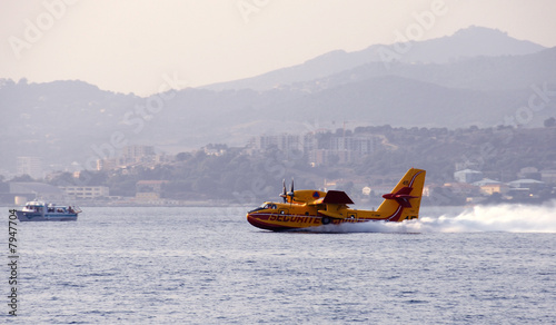 ravitaillement en eau de canadair photo