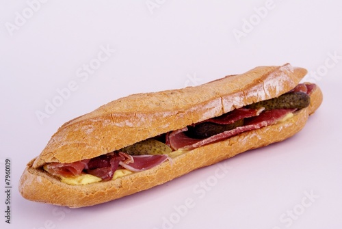 sandwich jambon de pays ,beurre ,et cornichons
