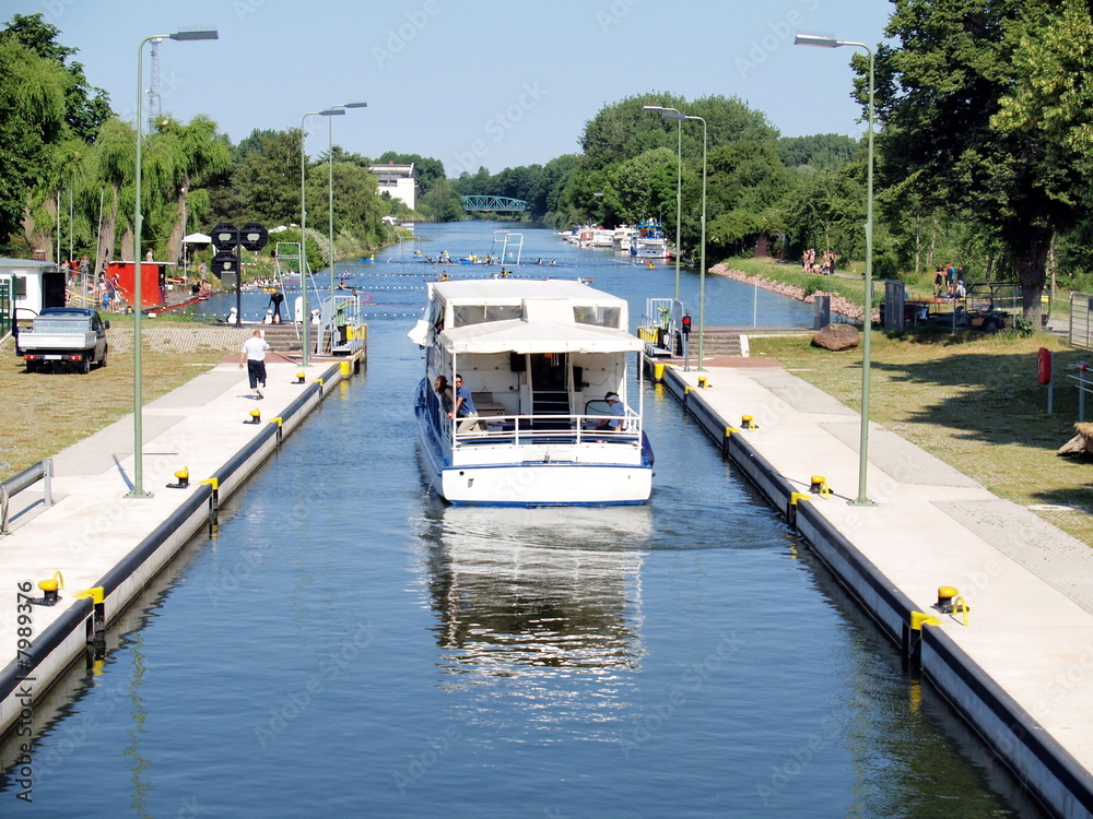 Naklejka premium Kanusport an der Schleuse