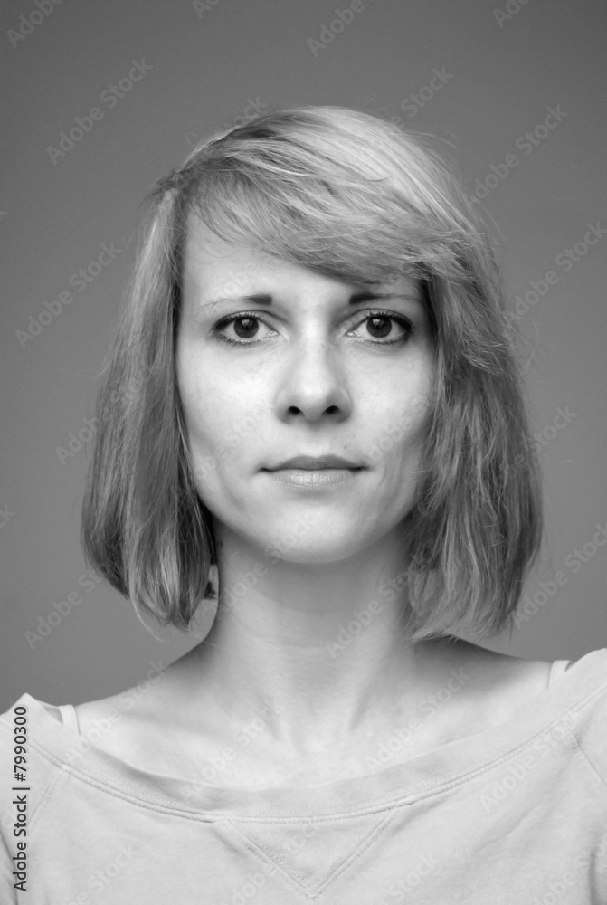 junge frau frontal mit neutralem gesichtsausdruck junge frau frontal mit neutralem gesichtsausdruck