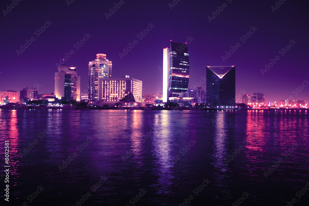 Naklejka premium Dubai at night, united arab emirates