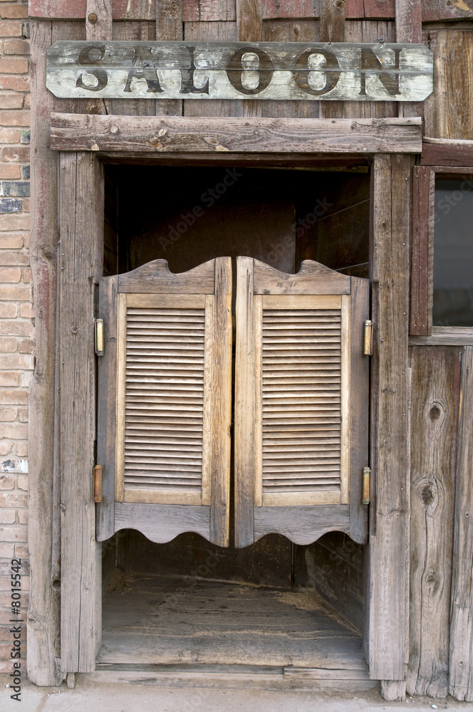 Fototapeta premium Stare drzwi wahadłowe zachodnie sedan ze znakiem