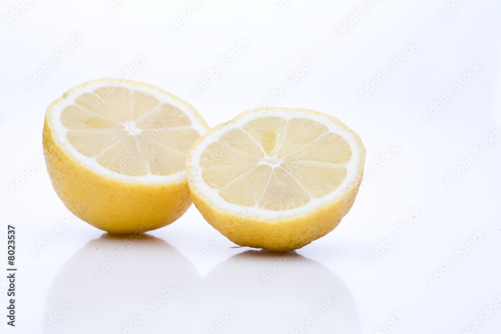Eine aufgeschnittene gelbe Zitrone