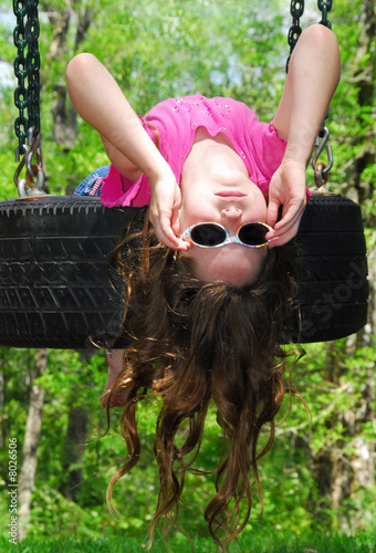 Tableau sur toile Young Girl Playing on Tire Swing