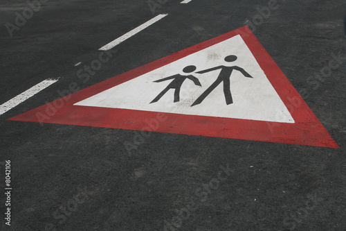 students crossing sign on road © Stephen Finn