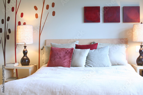 Quadro su tela Contemporary bedroom in red and white.
