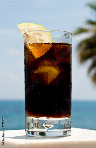 Glas Cola am Strand
