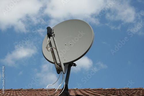 Satellitenschüssel auf Hausdach photo