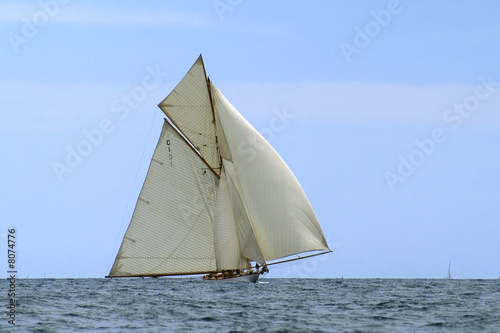 klassische Yacht unter Vollzeug