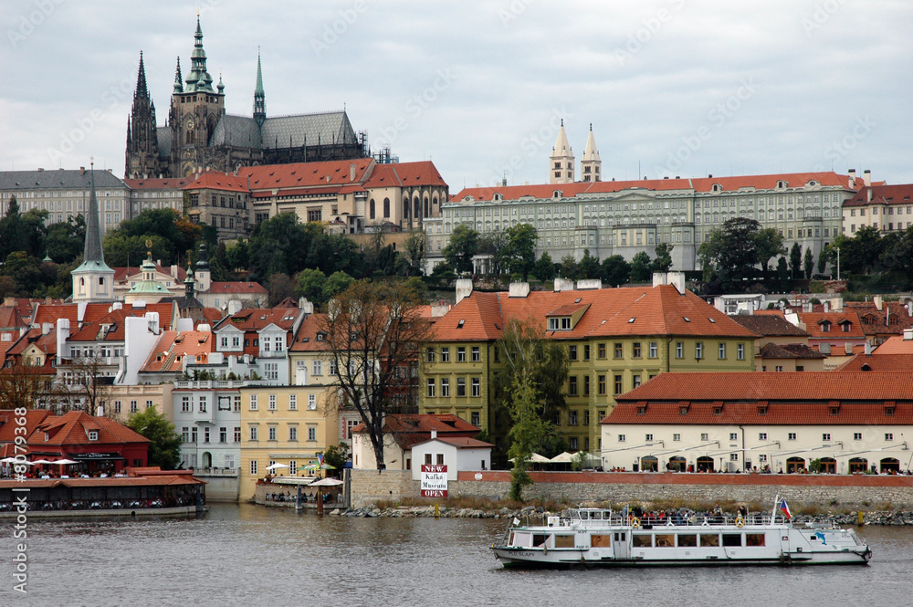 Castillo y catedral de Praga desde el río