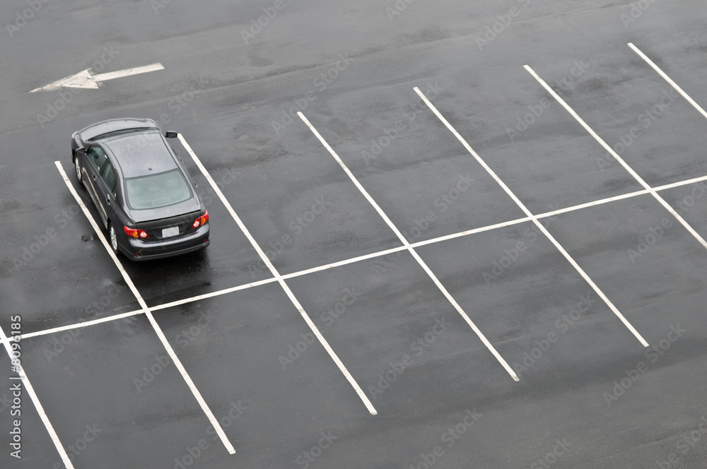 Single car in empty parking lot - obrazy, fototapety, plakaty 
