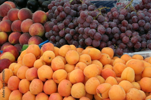 frutta (albicocche, uva, pesche)