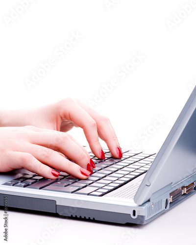 Hände mit roten Fingernägeln schreiben auf Laptop