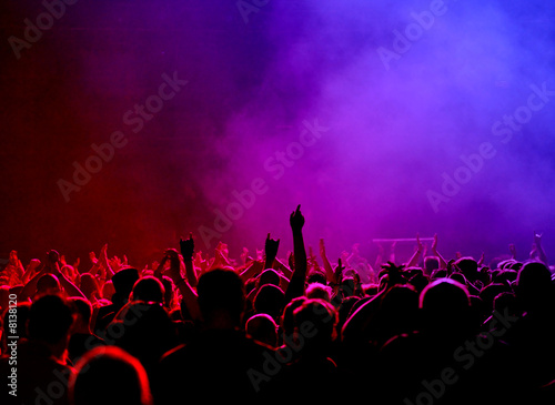 Feiernde Fans in rot bis lila