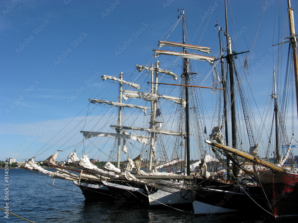 Drei Segelschiffe vor Anker