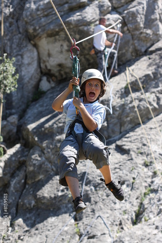loisir en nature - enfant descendant une tyrolienne 