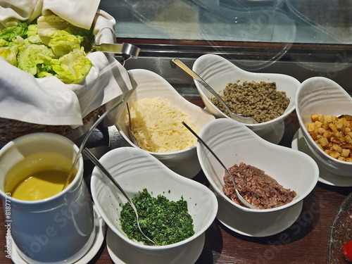 salatbüffet, salatkorb und dressings