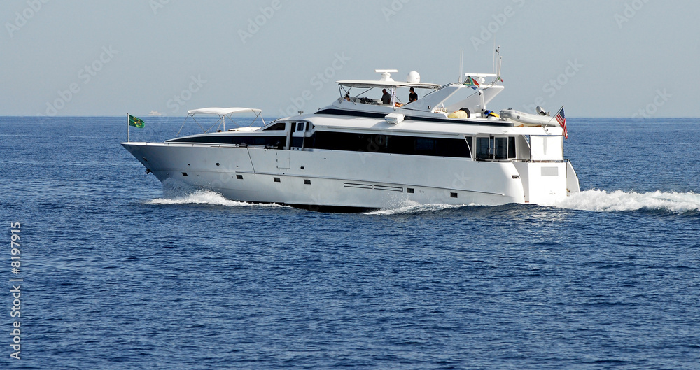 motor yacht in navigazione motor yacht in navigazione