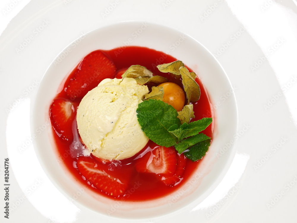 vanilleeis auf erdbeerkompott