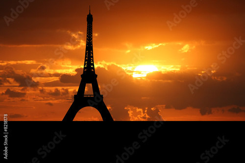 Eiffel tower Paris at sunset © Stephen Finn