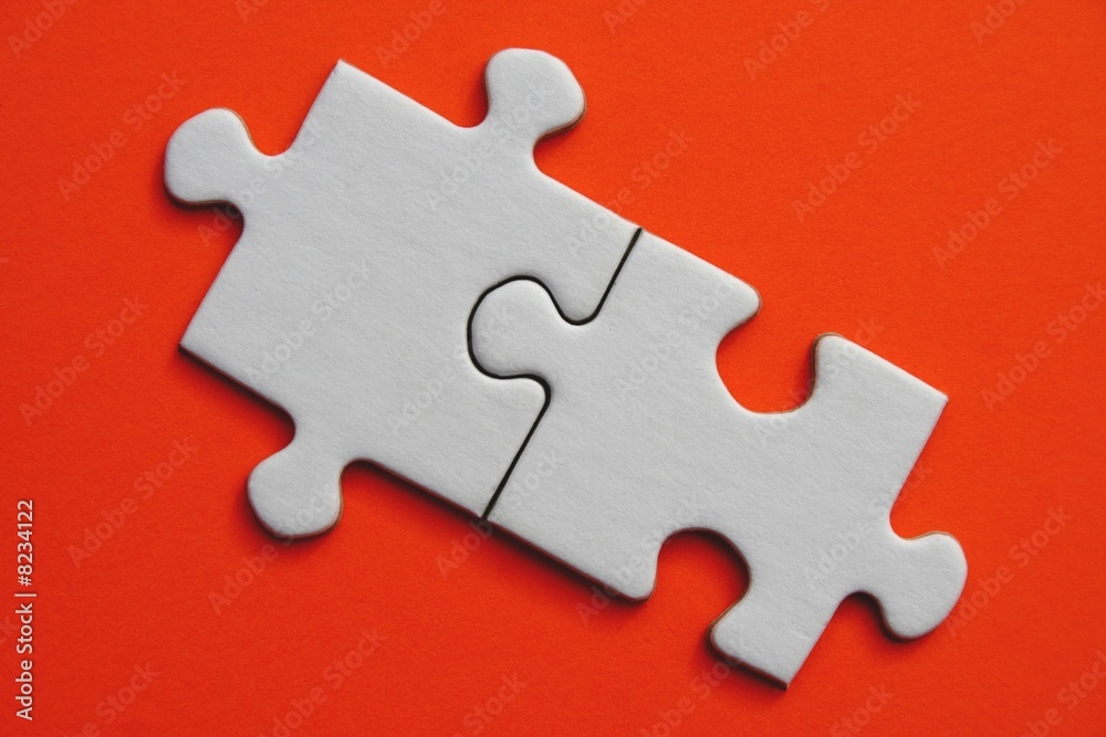 Pièces de puzzle blanches en diagonal sur fond orange Pièces de puzzle blanches en diagonal sur fond orange