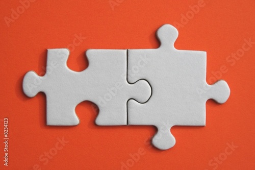 Pieces de puzzle blanc sur fond orange