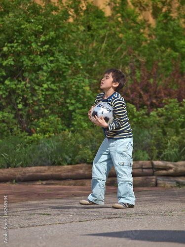 kind spielt ball